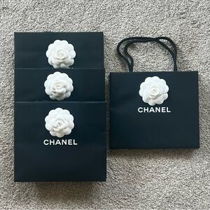 【CHANEL】Original boutique shopping bag with camellia flowers on x 4